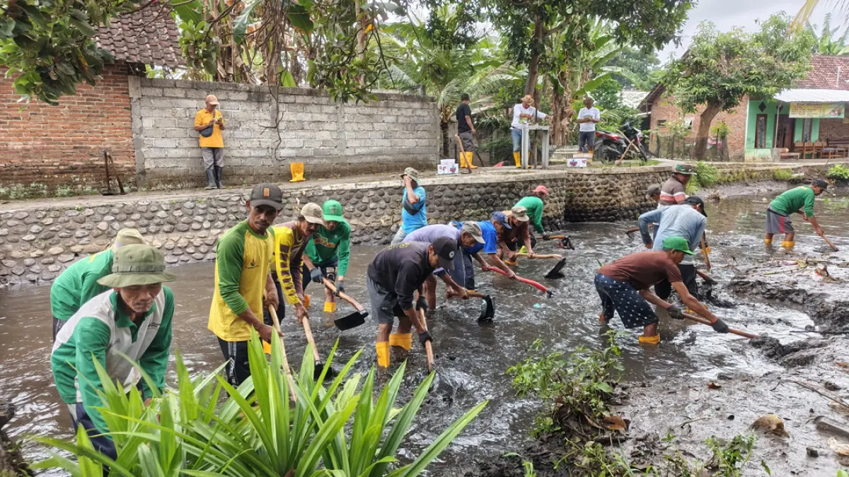 Petugas Dinas PU Pengairan bersama para petani membersihkan walet dan sampah dari sungai di Kelurahan/Kecamatan Kalipuro, Kamis (30/7). (Ksatria Raya/Radar Banyuwangi)