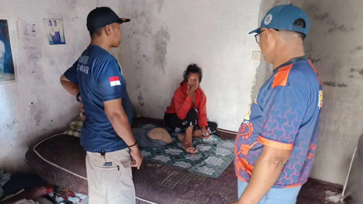 Petugas Trantibum dan Satpol PP Muncar memantau ODGJ yang sempat mengamuk di Desa Tembokrejo, Kecamatan Muncar, pada Rabu (29/7). (Foto: Slamet Hariyadi)