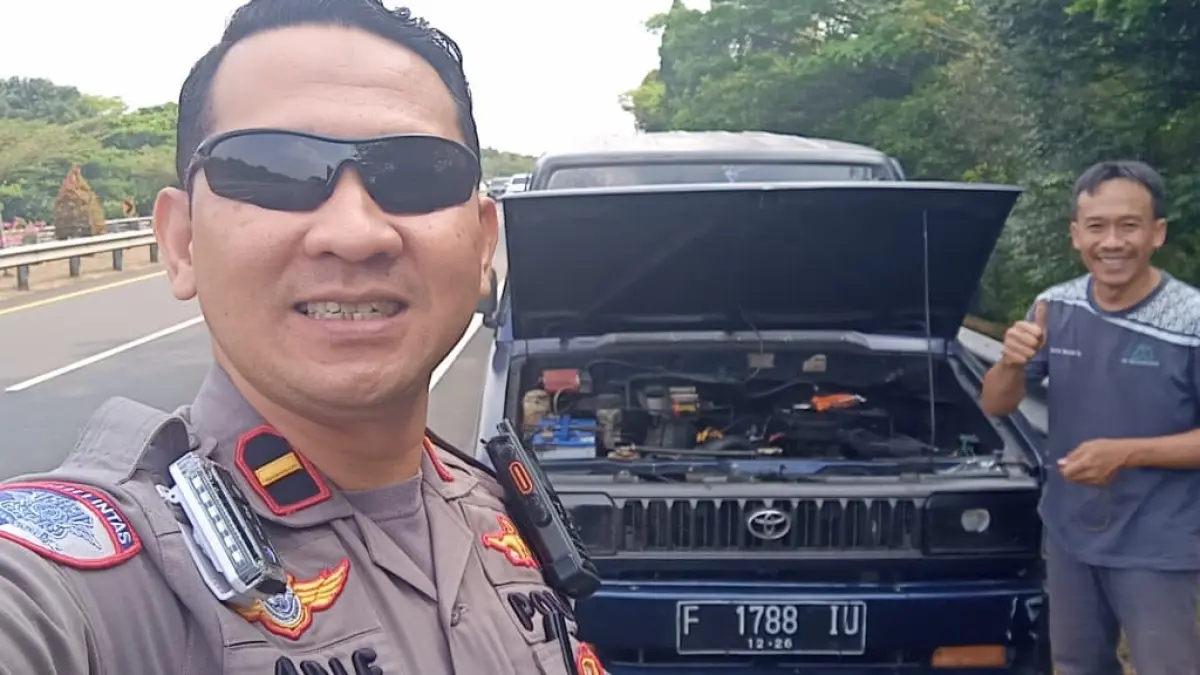 Polantas KARIB PJR BORR-Bocimi membantu pengendara bermasalah di jalan tol sekaligus mengedukasi pentingnya keselamatan berkendara. (korlantas.polri.go.id)
