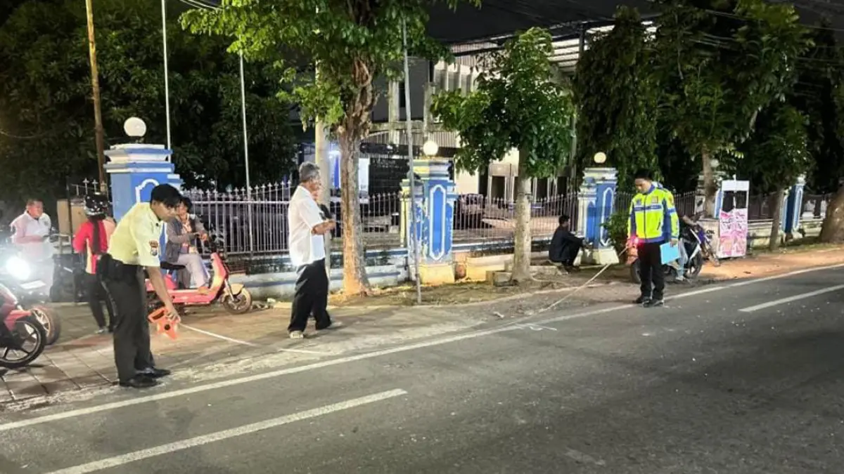 Polisi melakukan olah TKP di tempat kecelakaan di depan Pabrik PT Tuna Indonesia Maju, Desa Klatak, Kecamatan Kalipuro, Rabu malam (29/7). (Satlantas Polresta Banyuwangi)
