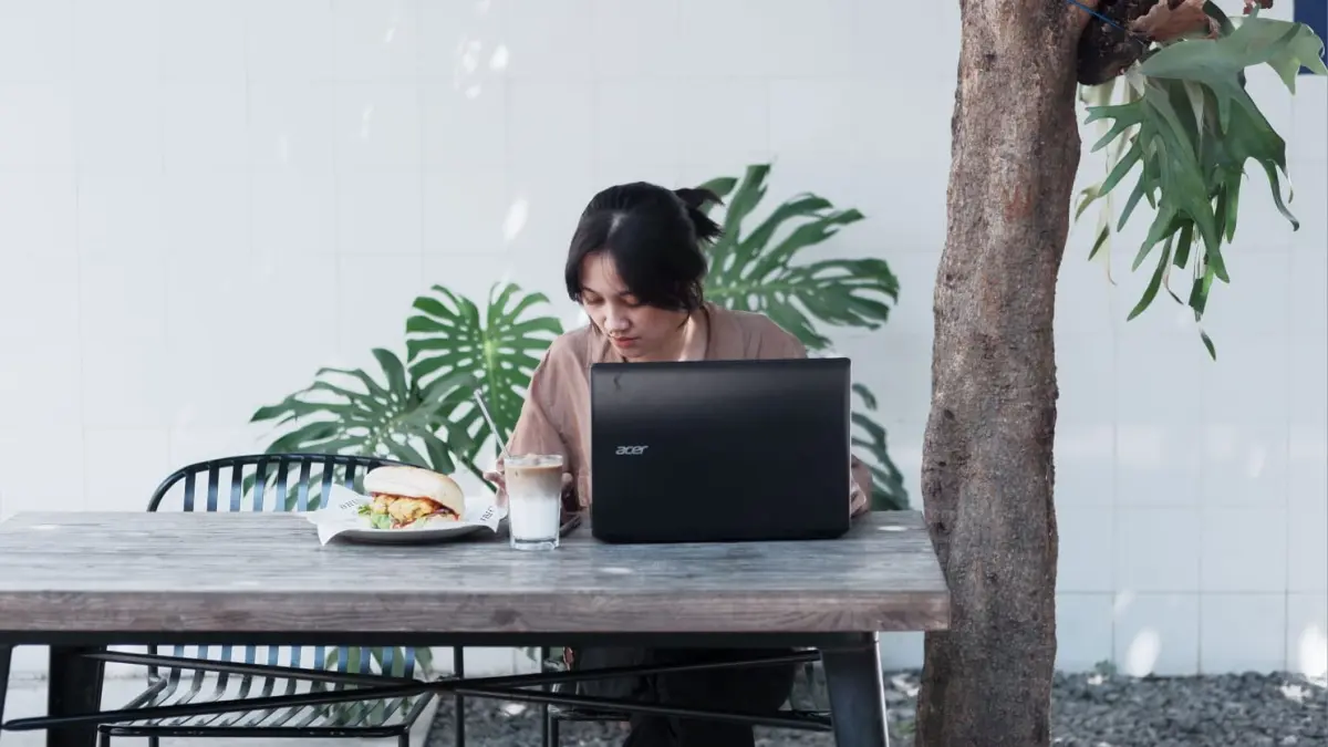 Tren work from cafe terus berkembang di Banyuwangi. (Pexels/Bimbim Sindu)