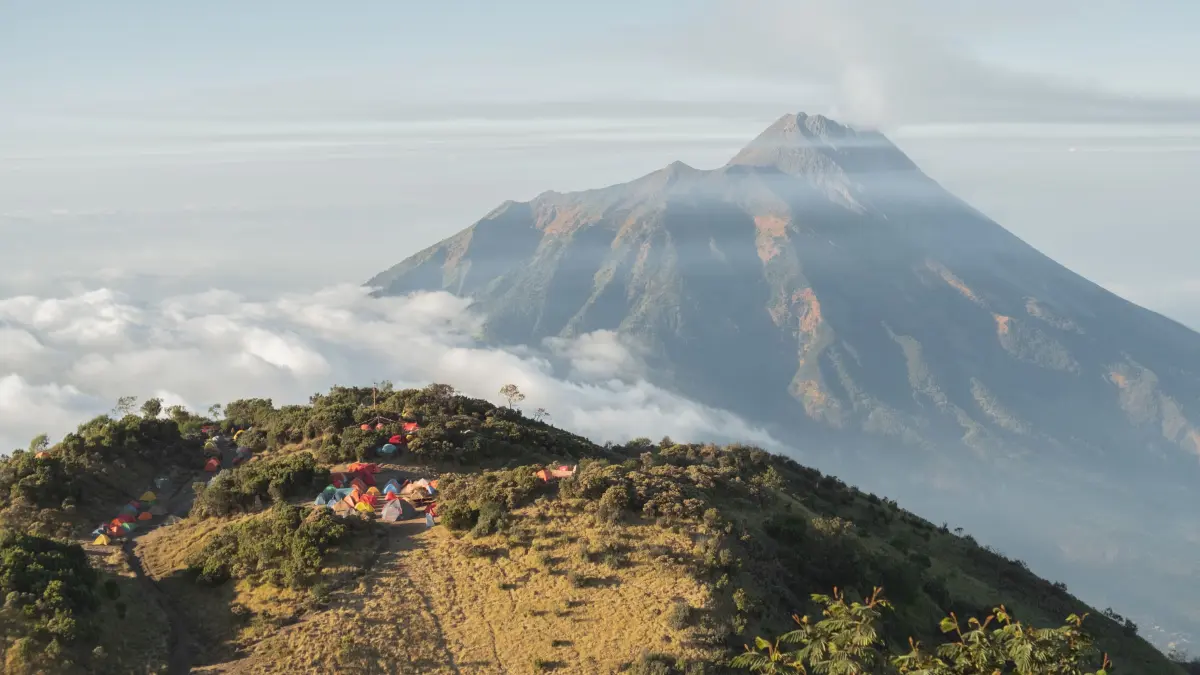 Wisata alam tetap menjadi pilihan favorit masyarakat di tengah maraknya destinasi modern. (Pexels/Sogi)