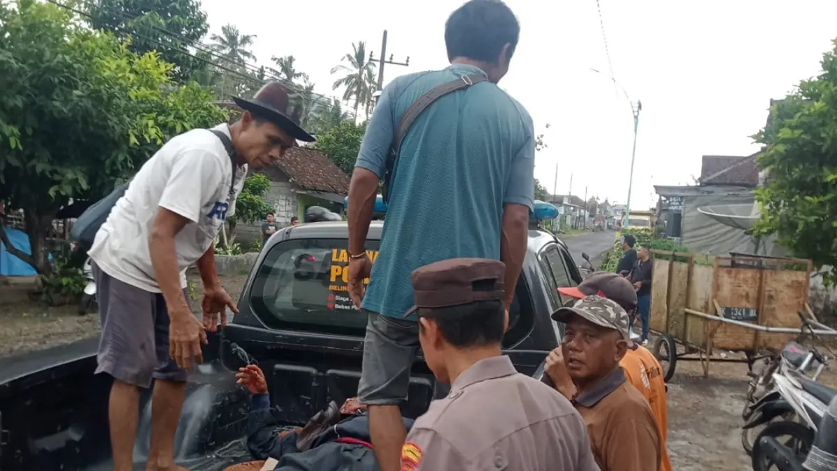 Anggota Polsek Bangorejo mengevakuasi korban laka lantas di Desa Ringintelu, Kecamatan Bangorejo, Minggu lalu (26/7). (Jatmiko for Radar Banyuwangi)