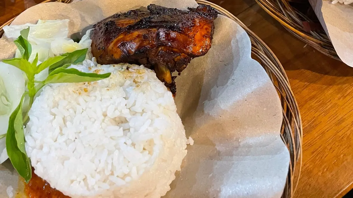 Ayam bakar tetap menjadi menu favorit masyarakat berkat cita rasa khas. (Desi untuk Radar Banyuwangi)