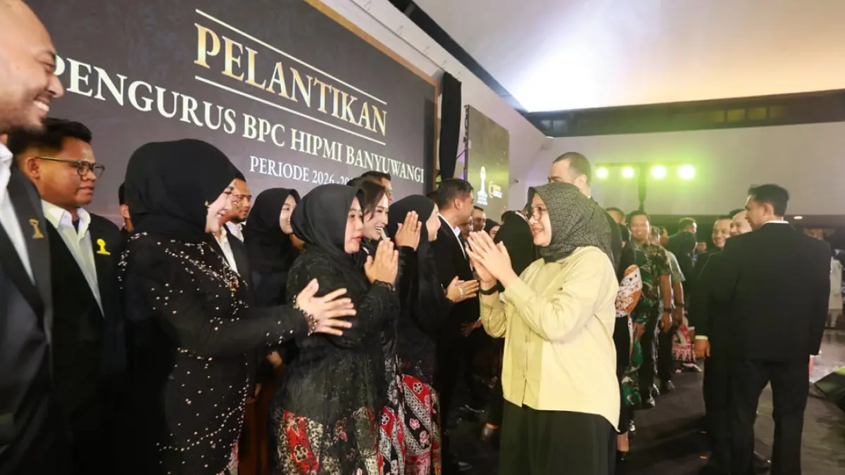 Bupati Banyuwangi Ipuk Fiestiandani menyalami pengurus HIPMI Banyuwangi usai pelantikan. (banyuwangikab.go.id)
