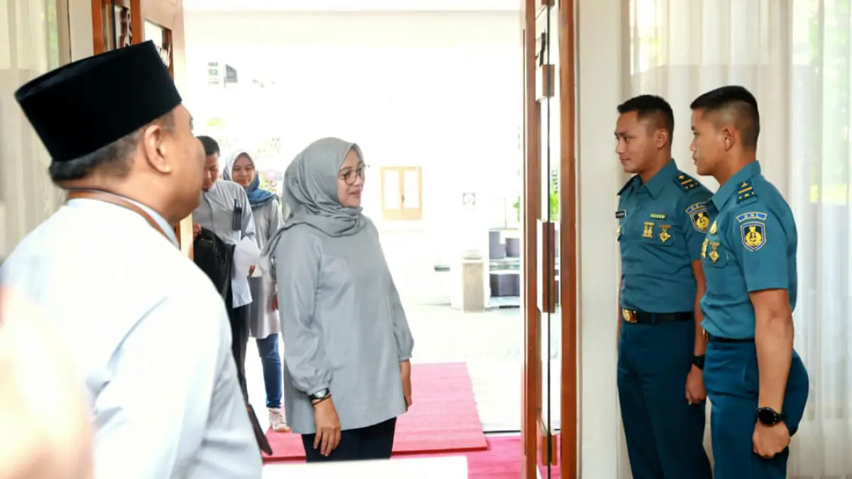 Bupati Ipuk Fiestiandani menemui Letda Laut (P) Muhammad Rizqi Wira Utama Baihagi Putra dan Letda (Mar) Fikri Bima Herdian Useng di Lounge Pemkab Banyuwangi, Jumat (31/7). (Ramada Kusuma/Radar Banyuwangi)