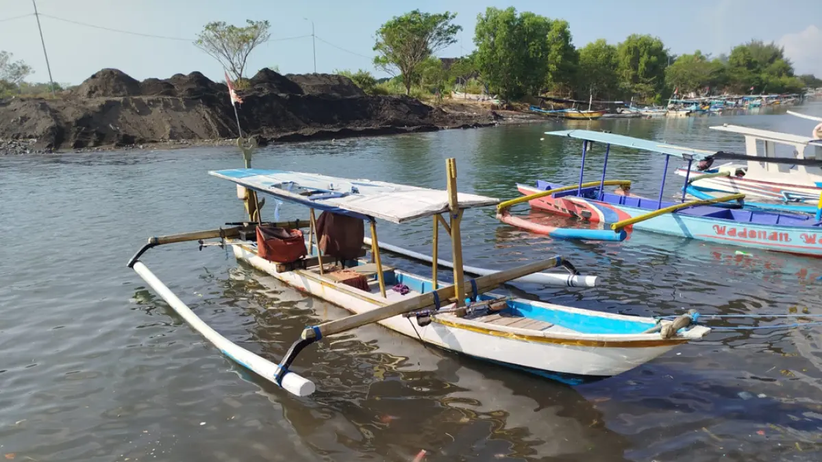 Cuaca buruk membuat nelayan Banyuwangi berhenti melaut lebih dari 10 hari. Hasil tangkapan anjlok, sebagian kini mencari kerja serabutan. (Fredy Rizki/Radar Banyuwangi)