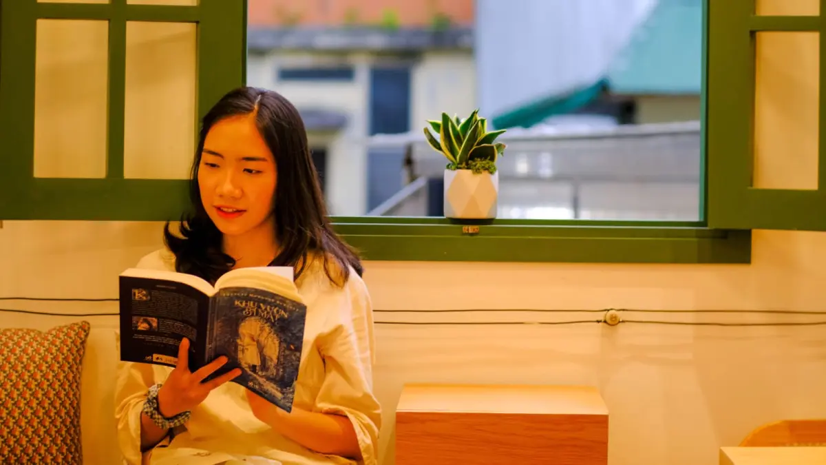 Di tengah pesatnya perkembangan AI dan media digital, buku fisik tetap diminati. (Pexels/Nhà văn)