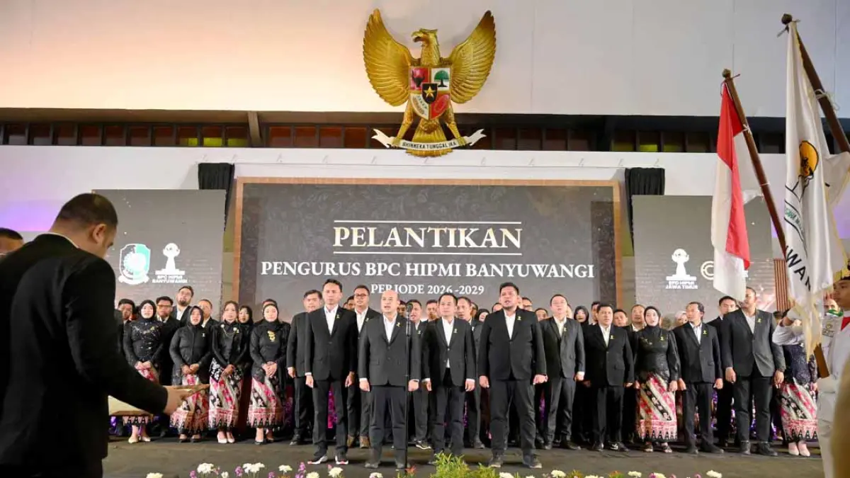 Dio Arli Rahadi beserta jajaran pengurus Hipmi Banyuwangi dilantik oleh Ketua Umum BPD Hipmi Jawa Timur Ahmad Salim Assegaf di pendapa Sabha Swagata Blambangan pada Kamis malam (31/7). (Ramada Kusuma/Radar Banyuwangi)