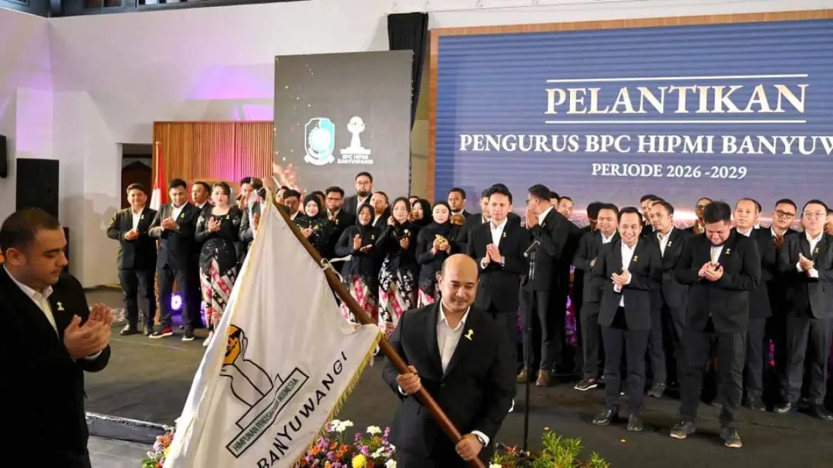 Dio Arli Rahadi menerima pataka Hipmi Banyuwangi pada prosesi pelantikan pengurus Hipmi Banyuwangi periode 2026-2029 di pendapa Sabha Swagata Blambangan pada Kamis malam (31/7). (Ramada Kusuma/Radar Banyuwangi)