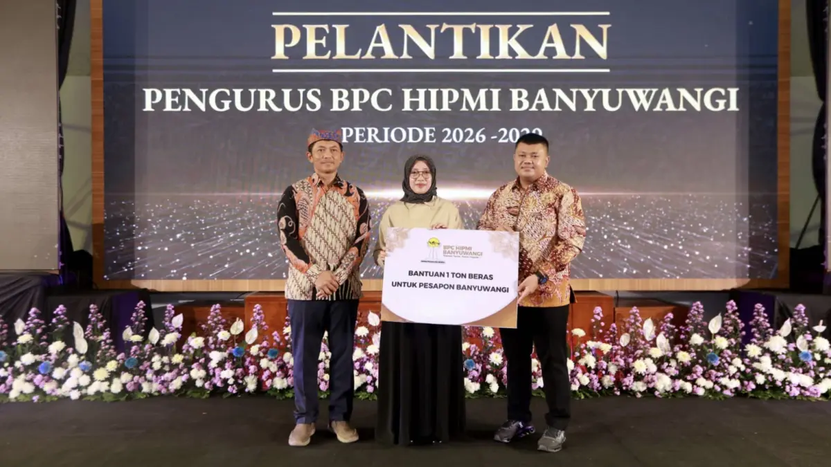 Ketua Pembina Hipmi Banyuwangi Ferdy Elfian (kanan) memberikan bantuan 1 ton beras untuk pesapon, diberikan secara simbolis kepada Bupati Banyuwangi Ipuk Fiestiandani didampingi Plt Dinas Lingkungan Hidup Bayu Hadiyanto. (Ramada Kusuma/Radar Banyuwangi)