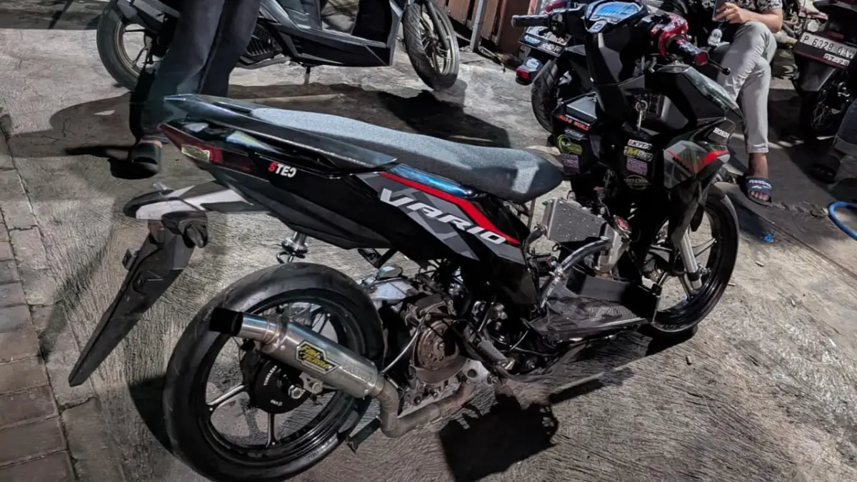 Fenomena modifikasi motor harian di kalangan anak muda memicu pro dan kontra. (Mayang untuk Radar Banyuwangi)