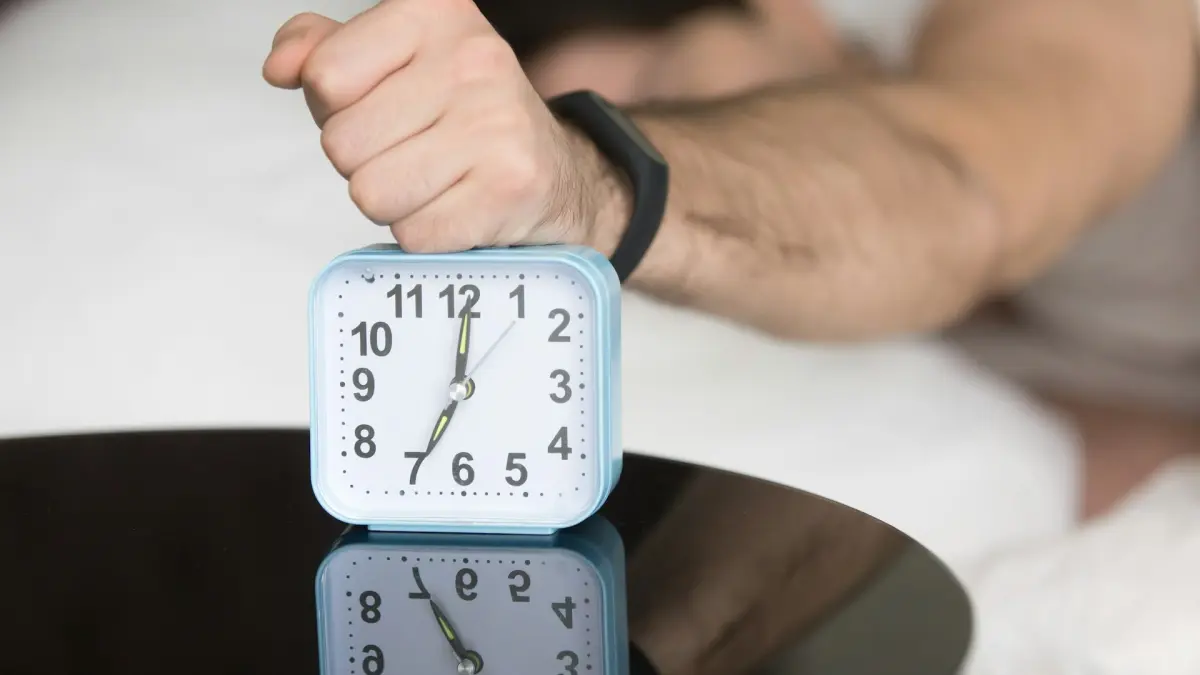 Kebiasaan menekan tombol snooze saat alarm berbunyi. (Unsplash/Solving Healthcare)