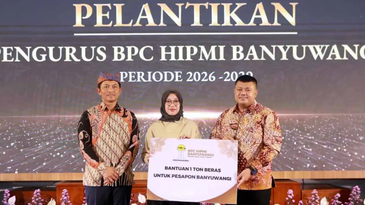 Ketua Pembina Hipmi Banyuwangi Ferdy Elfian (kanan) memberikan bantuan 1 ton beras untuk pesapon secara simbolis kepada Bupati Ipuk Fiestiandani didampingi Plt Kepala Dinas Lingkungan Hidup Bayu Hadiyanto. (Ramada Kusuma/Radar Banyuwangi)