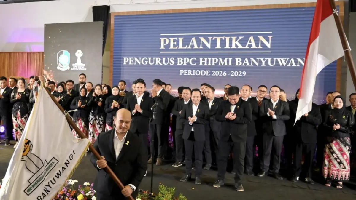 Ketua Umum BPC Hipmi Banyuwangi Dio Arli Rahadi saat menerima pataka Hipmi dari Ketua BPD Hipmi Jatim Ahmad Salim Assegaf, di Pendapa Sabha Swagata Blambangan, Kamis malam (30/7/2026). (Ramada Kusuma/Radar Banyuwangi)