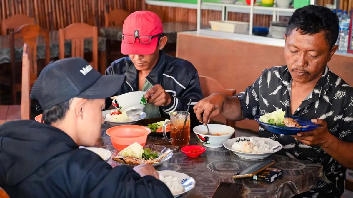 LEGEND: Pengunjung menikmati lodeh koro pedas (Ramada Kusuma/Radar Banyuwangi)