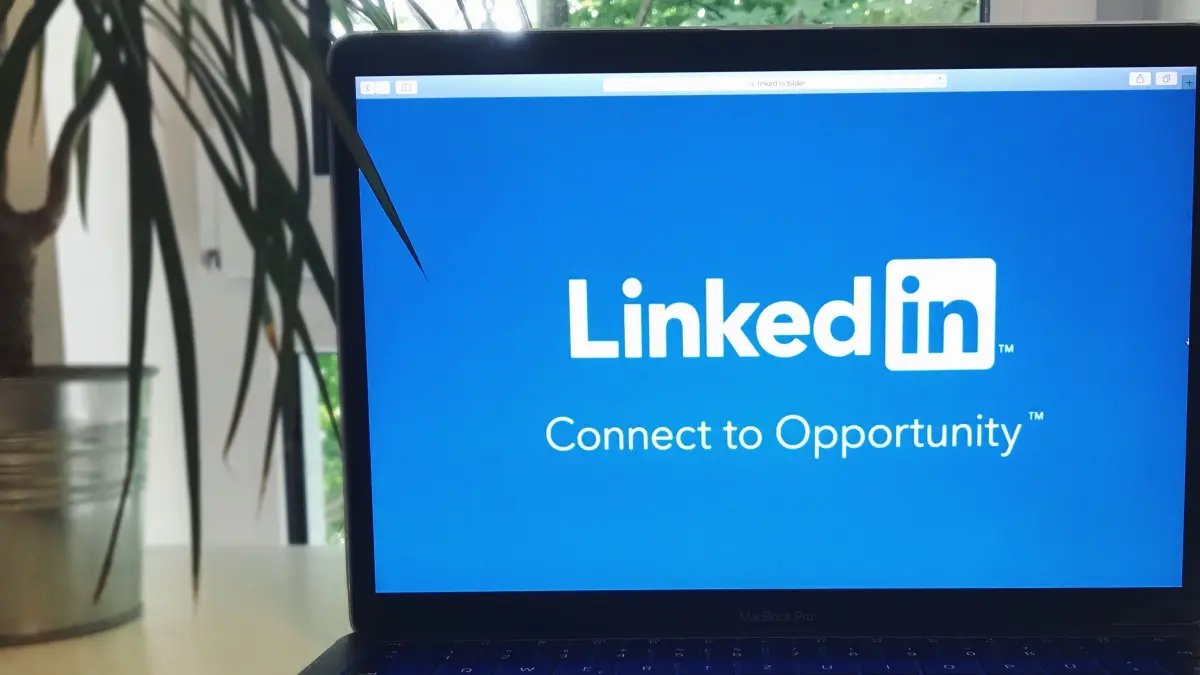 LinkedIn meluncurkan fitur pelaporan "Seems like AI slop" untuk memberantas unggahan dan komentar AI berkualitas rendah. (Pexels/Tobias Dziuba)