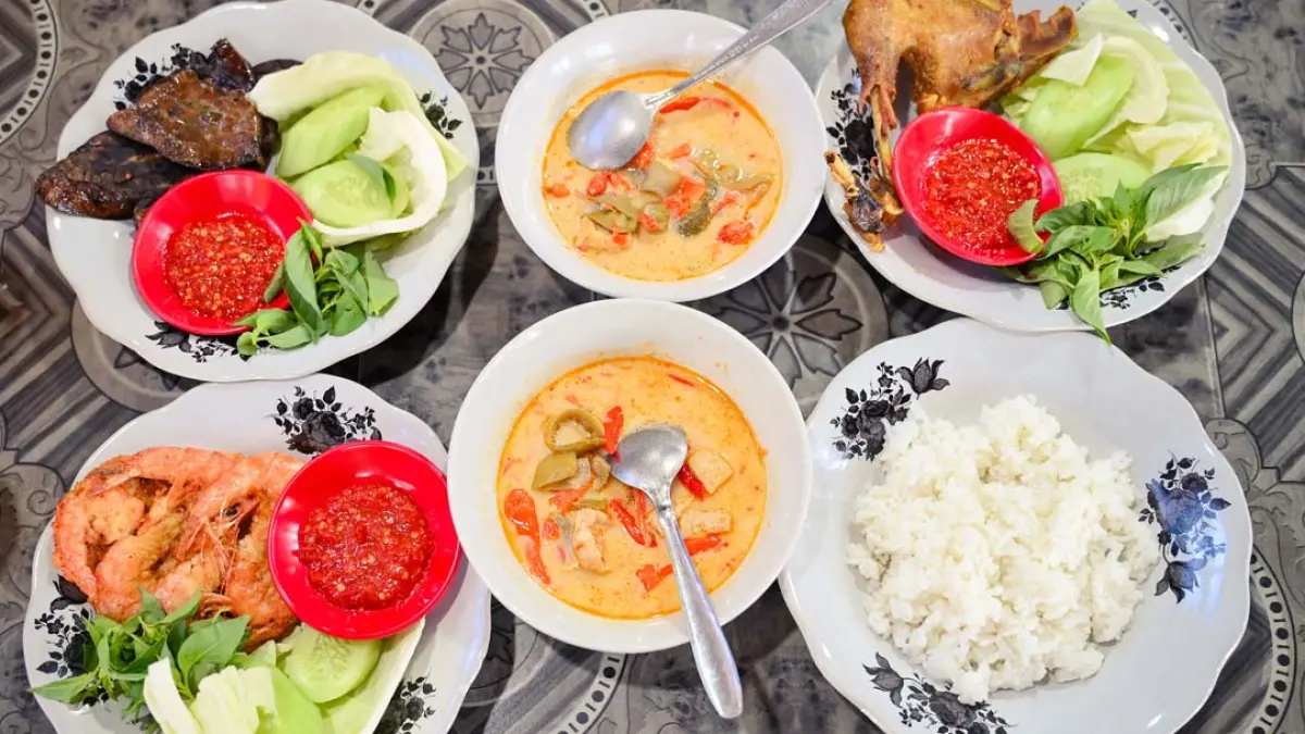Lodeh koro pedas hanya bonus untuk mendampingi memu ayam goreng, paru goreng, udang goreng, dan lauk lainnya. Ramada Kusuma/Radar Banyuwangi)