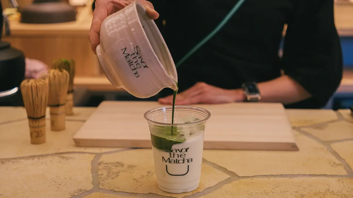 Matcha semakin digemari kalangan Gen Z melalui beragam kreasi minuman dan makanan kekinian. (Pexels/Huy Phan)