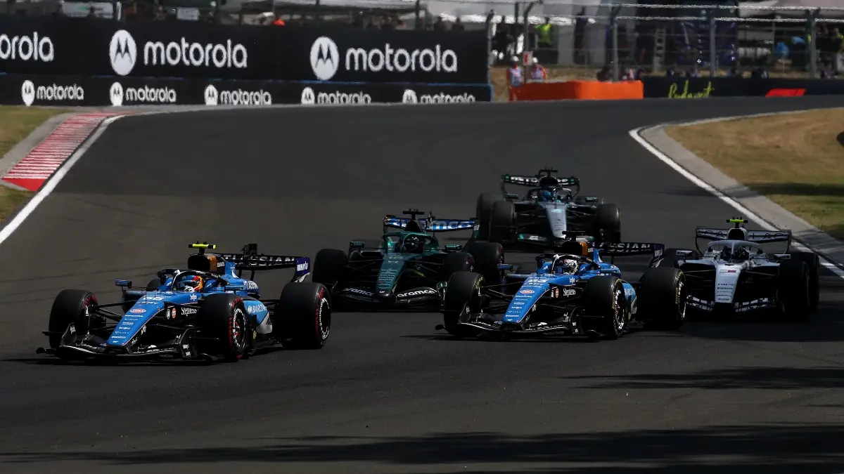 Mercedes mengevaluasi mesin George Russell usai GP Hungaria setelah terjadi kebocoran air pada unit daya. (F1)