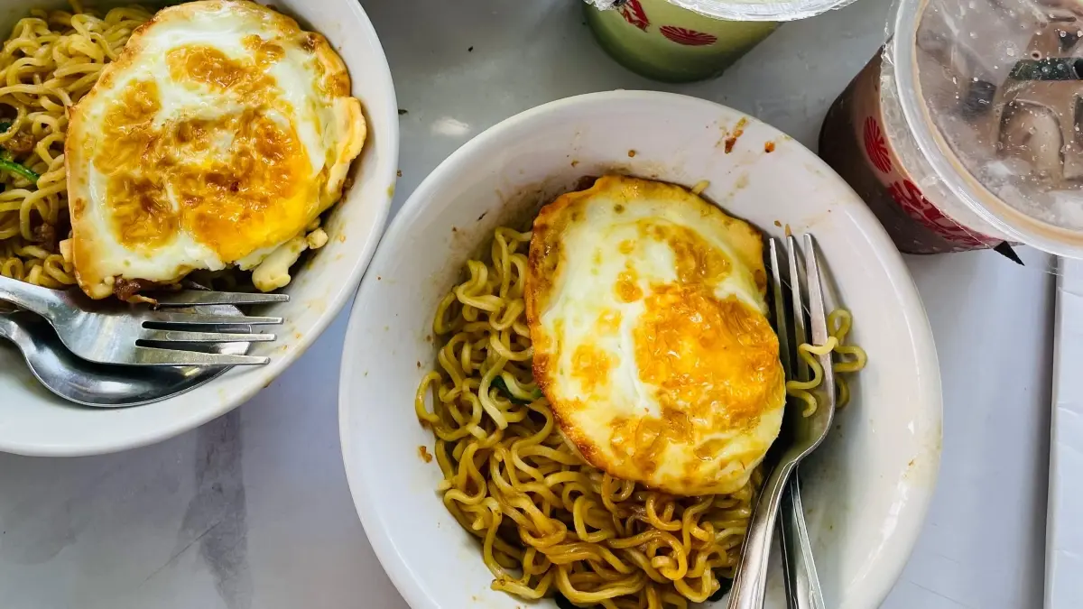 Mie telur mata sapi menjadi menu favorit masyarakat. (Desi untuk Radar Banyuwangi)