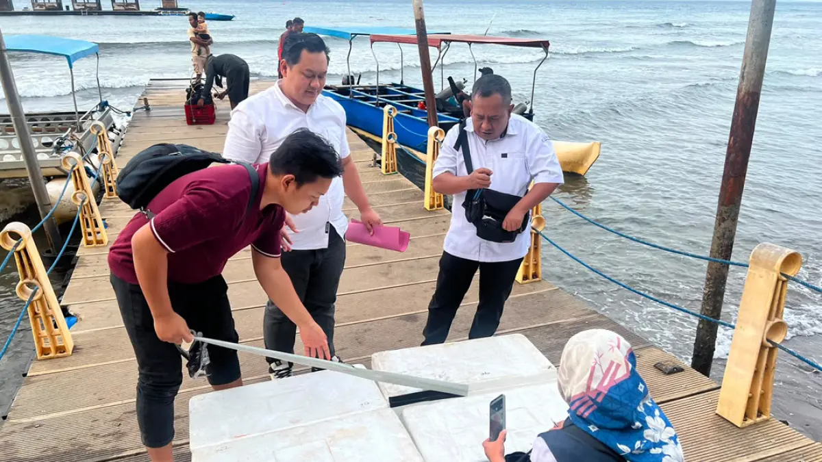 Penyidik Reskrim Polresta Banyuwangi melepas benih lobster yang diamankan dari tiga pelaku penyelundupan di perairan Bangsring Underwater, Kamis (30/7). (Foto: Satreskrim Polresta Banyuwangi)