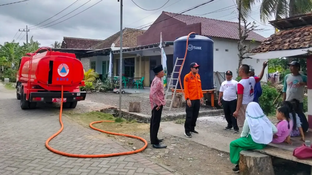 Petugas Badan Penanggulangan Bencana Daerah (BPBD) Kabupaten Banyuwangi menyalurkan pasokan air bersih bagi warga terdampak musim kemarau, di Dusun Silirbaru, RT 05 RW 02, Desa Sumberagung, Kecamatan Pesanggaran, Jumat (31/7). (BPBD Banyuwangi)