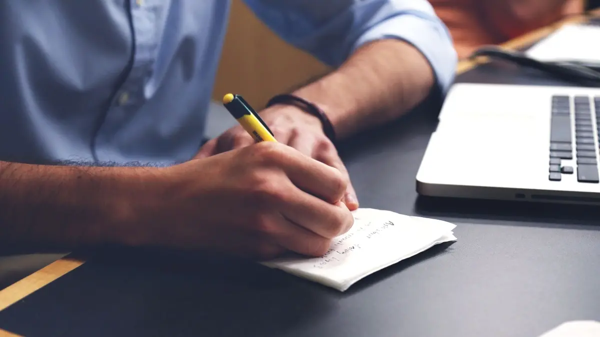 Praktik joki tugas berbasis AI makin marak melalui media sosial. (Pexels/Startup Stock Photo)