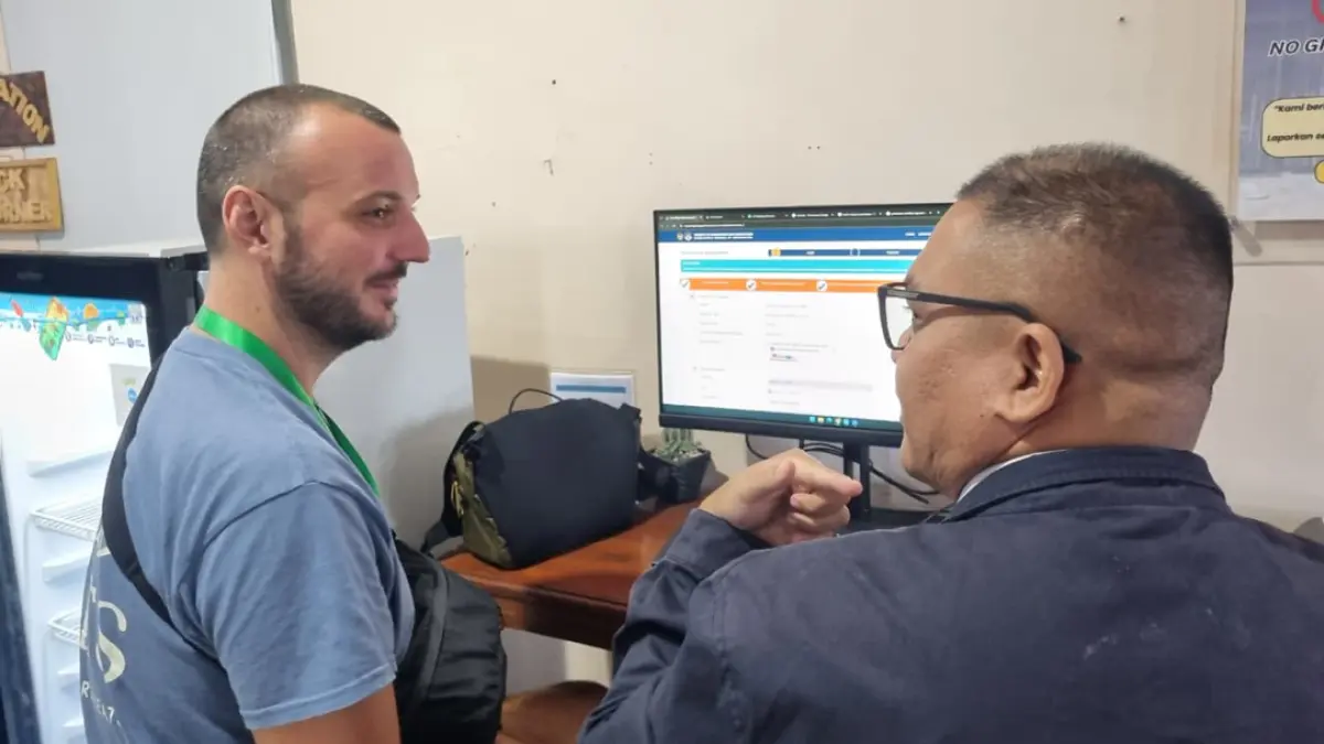 Salah seorang wisatawan asing melakukan perpanjangan Visa on Arrival (VoA) di Kantor Imigrasi Kelas III TPI Banyuwangi, Jumat (31/7). (Fredy Rizki/Radar Banyuwangi)