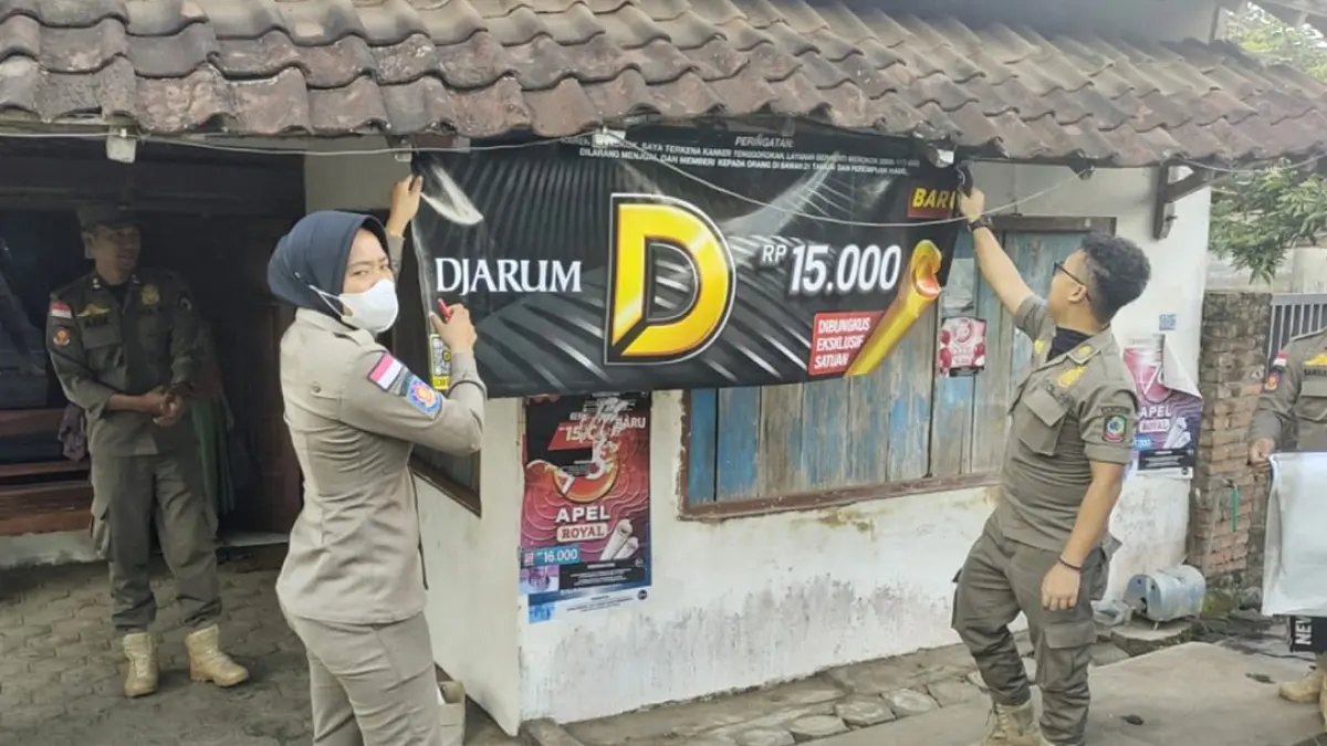 Satpol PP Genteng melakukan penertiban baliho liar, Jumat. (31/7). (Salis Ali/Radar Banyuwangi)