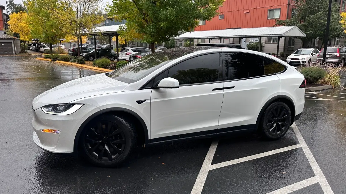 Tesla mencetak sejarah dengan memproduksi mobil listrik ke-10 juta secara global. (Pexels/dumitru B)