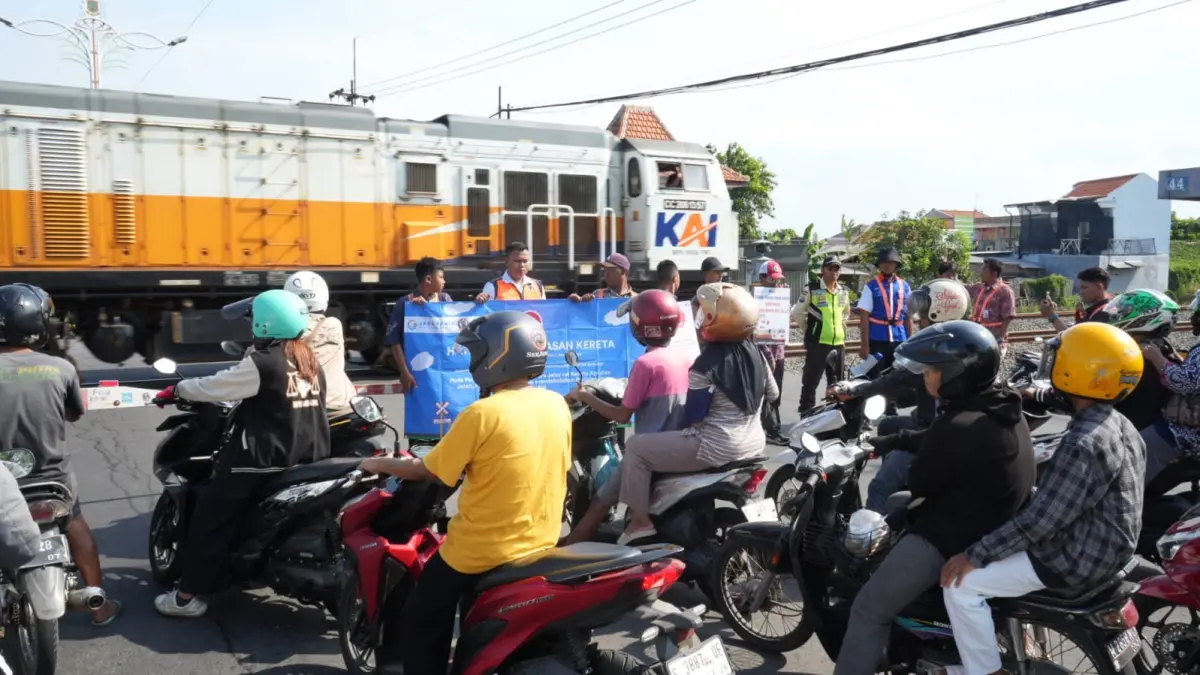Video viral penjaga perlintasan di Bangil yang menyelamatkan seorang pria dari jalur rel menuai apresiasi. (KAI)