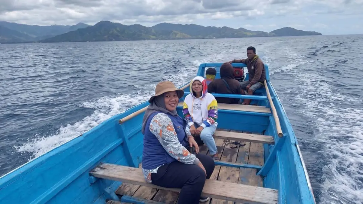 Asti Alimin, Mantri BRI Kantor Cabang Masohi dari Unit Piru, Kabupaten Seram Bagian Barat,&nbsp;Maluku yang sedang menjalankan tugasnya, yakni menjemput asa para nasabah di pelosok kepulauan. (Foto: BRI)