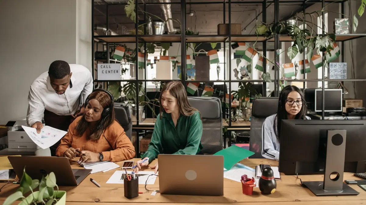 Burnout semakin mengancam pekerja industri kreatif akibat tekanan tenggat dan beban kerja. (Pexels/Pavel Danilyuk)