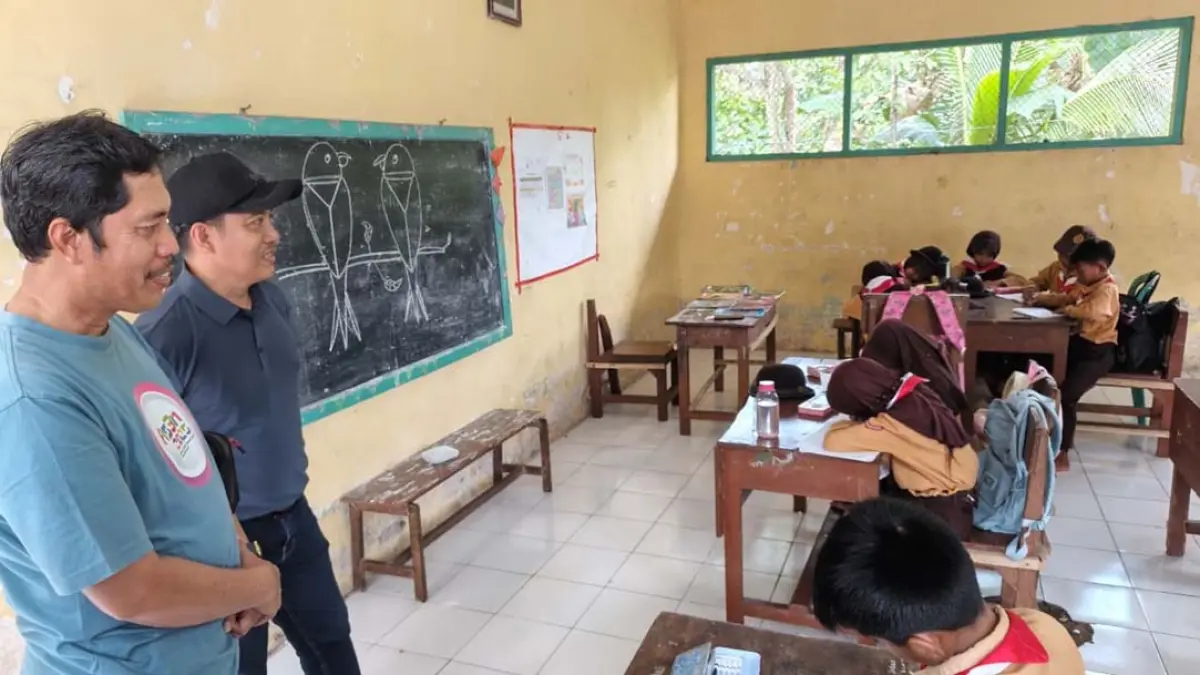 CEK LAPANGAN: Camat Licin Donny Arsilo Sofyan dan Kasi PMPTK SD Dispendik Banyuwangi Erpandi memantau aktivitas pembelajaran di SDN 4 Segobang, Kecamatan Licin, Sabtu (1/8). (Ksatria Raya/Radar Banyuwangi)