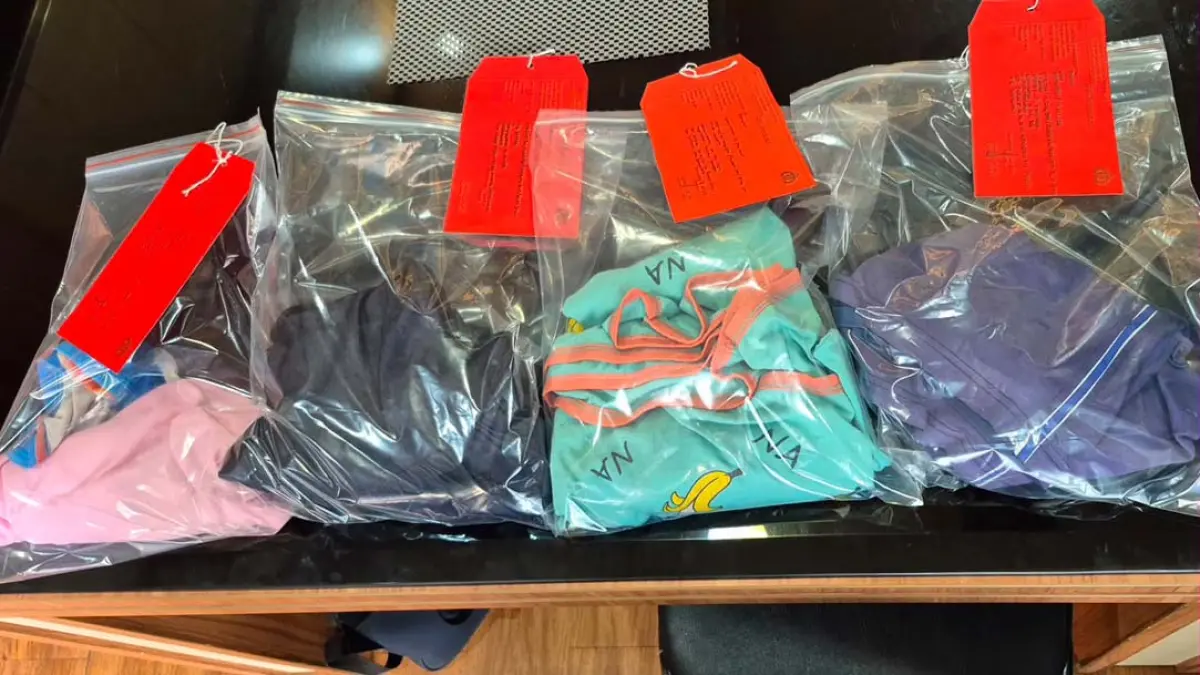 DIBUNGKUS PLASTIK: Penyidik mengumpulkan barang bukti kasus asusila yang melibatkan tersangka RS, 60, asal Muncar. (Humas Polresta Banyuwangi)