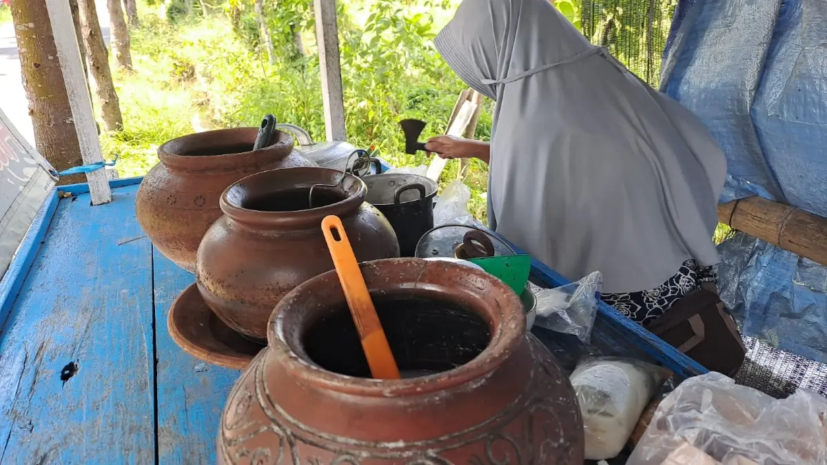 Gentong tanah liat tetap menjadi andalan penjual es dawet tradisional untuk menjaga kesegaran santan secara alami. (Shinta untuk Radar Banyuwangi)
