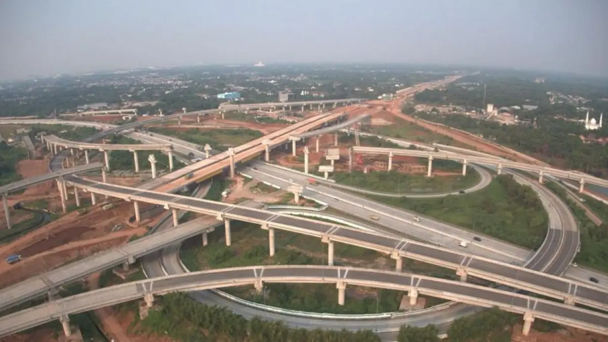 HKI mencatat progres Tol Jakarta-Cikampek II Selatan Paket 2A mencapai 84 persen. Fokus pengerjaan kini pada rigid pavement dan pemasangan girder. (HKI)