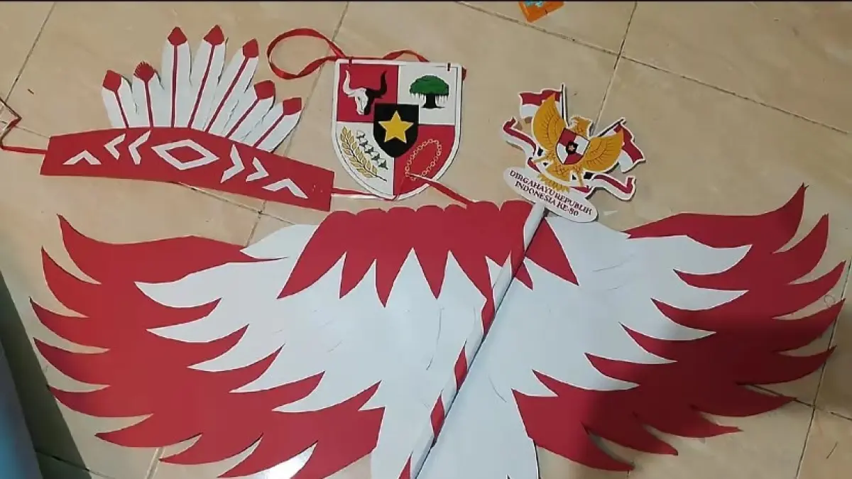 Jelang peringatan Hari Kemerdekaan RI 17 Agustus, kerajinan kertas merah putih menjadi pilihan dekorasi kreatif yang mudah dibuat. (Anita untuk Radar Banyuwangi)