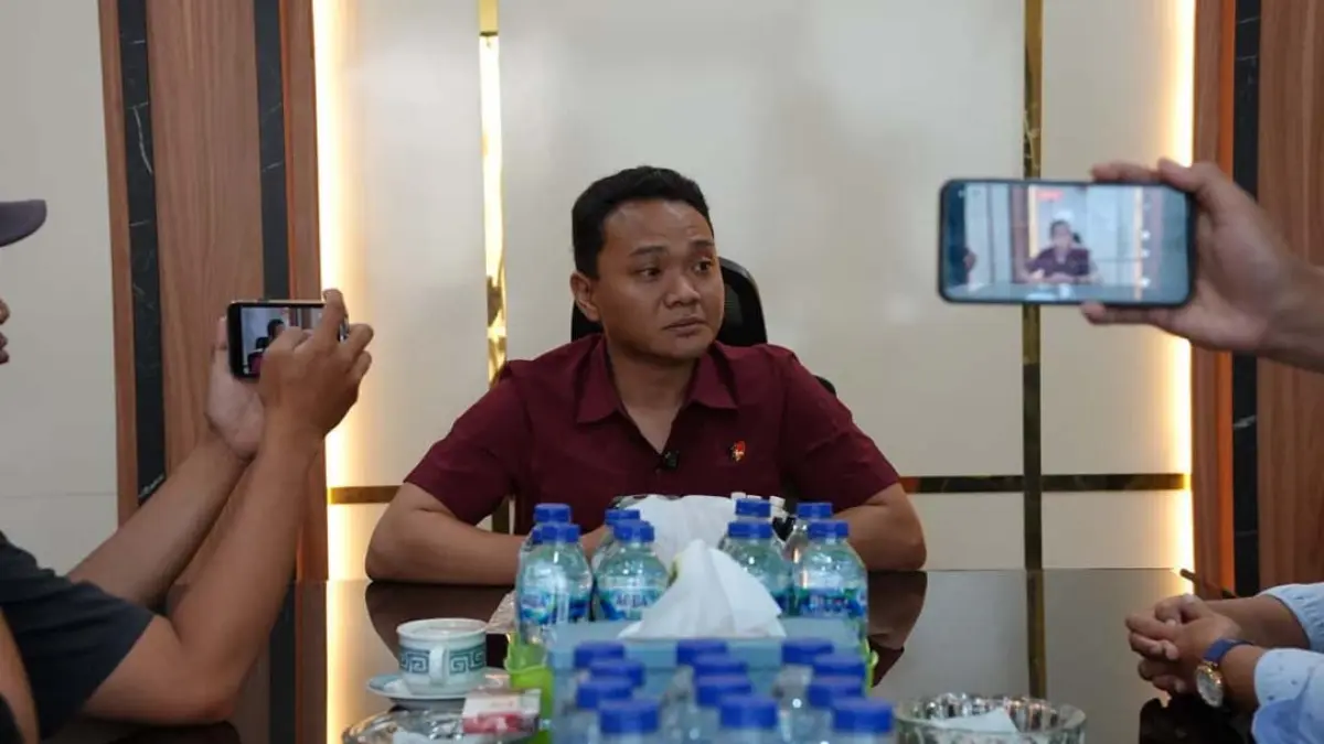 Kasat Reskrim Polresta Banyuwangi Kompol Lanang Teguh Pambudi memberikan keterangan kasus pencabulan anak bawah umur yang dilakukan RS, 60, asal Muncar. (Humas Polresta Banyuwangi)