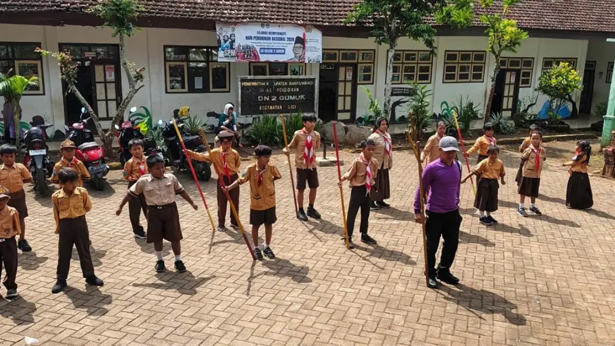 LATIHAN PRAMUKA: Seluruh siswa SDN 2 Gumuk yang berjumnlah 27 anak berlatih baris-berbaris di halaman sekolah setempat, Sabtu (1/8). (Ksatria Raya/Radar Banyuwangi)