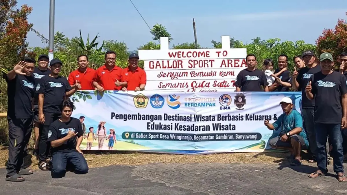 MENGABDI: Tim pengabdian dosen Unej bersama Pemuda Krajan (PRAJA) di lokasi Gallor Sport Desa Winginrejo, Kecamatan Gambiran, Kabupaten Banyuwangi, Minggu (26/7/2026). (Istimewa)