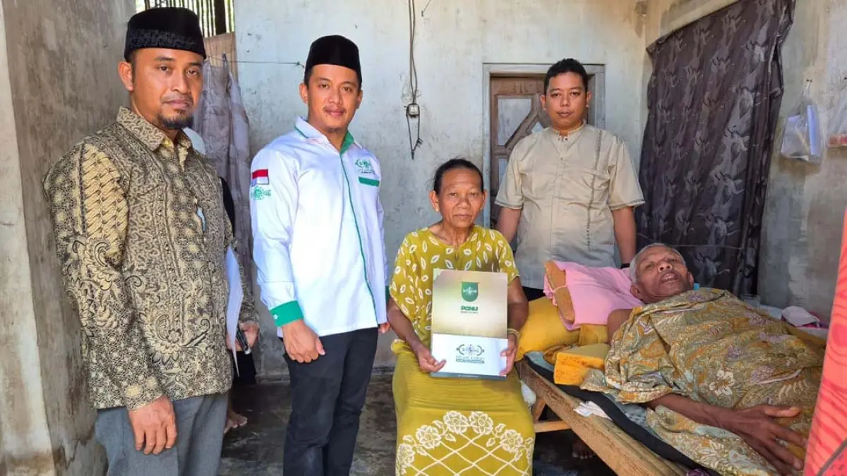 Pengurus LAZISNU Banyuwangi menyalurkan bantuan kepada Ponidi, marbot masjid yang terjatuh saat merawat masjid di Dusun Gumukagung, Desa Gintangan, Banyuwangi. (Syaifuddin Mahmud/Radar Banyuwangi)