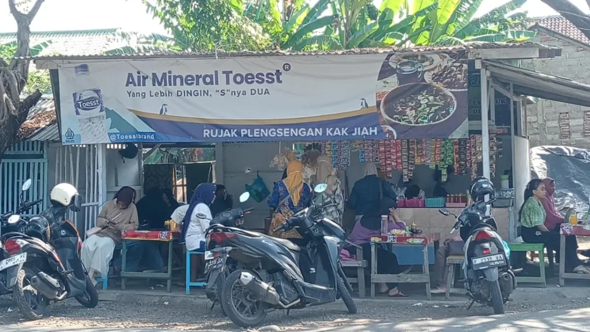 Rujak tradisional tetap diminati masyarakat dari berbagai kalangan. (Balquisse untuk Radar Banyuwangi)