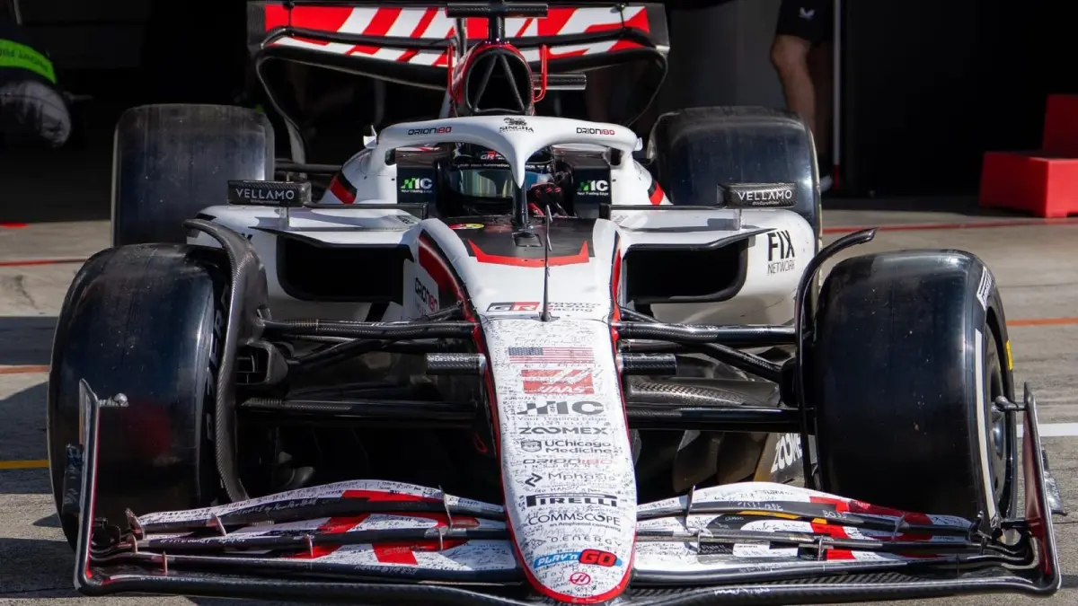 Tim F1 Haas menggelar Testing of Previous Cars di Fuji Speedway, Jepang. (Instagram/haasf1team)