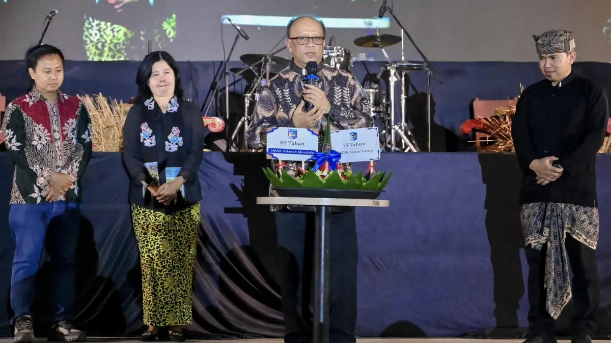 Dari kiri, Romo Surya (Ketua Komisi Pendidikan Keuskupan Malang), Tiwi (Kepsek SMAK Hikmah Mandala), Romo Igniatus Joko Purnomo (Ketua Yayasan Karmel), Romo David Morrison Marrus (Kepsek SMPK Santo Yusup) saat potong tumpeng peringatan 75 tahun SMPK Santo Yusuf di Banyuwangi Park, Sabtu malam (1/8/2026). (Ramada Kusuma/Radar Banyuwangi)
