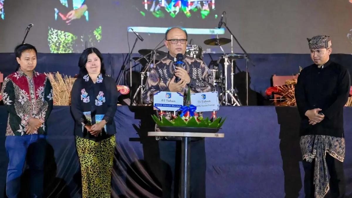 (Dari kiri) Romo Surya (Ketua Komisi Pendidikan Keuskupan Malang), Tiwi (Kepala SMAK Hikmah Mandala), Romo Igniatus Joko Purnomo (Ketua Yayasan Karmel), Romo David Morrison Marrus (Kepala SMPK Santo Yusup) saat potong tumpeng peringatan 75 tahun SMPK Santo Yusup di Banyuwangi Park, Sabtu malam (1/8). (Ramada Kusuma/Radar Banyuwangi)
