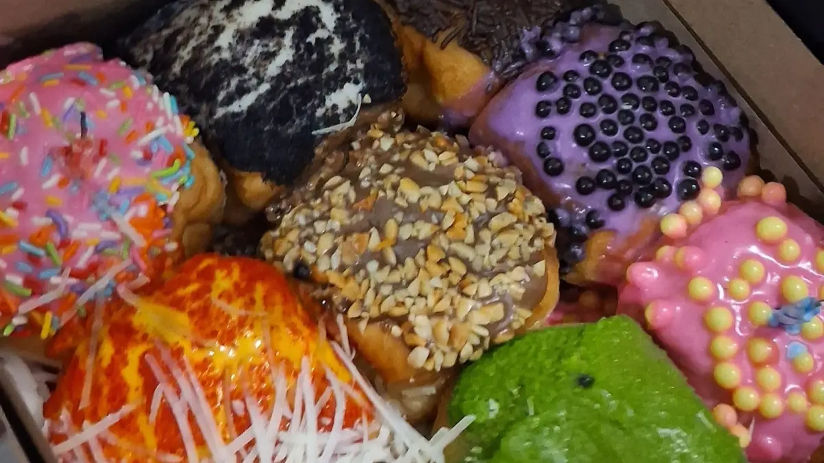 Donat box custom menjadi alternatif hadiah ulang tahun yang praktis dan estetik. (Mayang untuk Radar Banyuwangi)