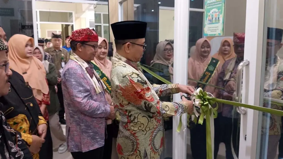 Kepala Kemenag Provinsi Jawa Timur Akhmad Sruji Bahtiar, Kepala Kemenag Banyuwangi Chaironi Hidayat melakukan pemotongan pita dalam Meluncurkan ULD pada Jumat (31/7) lalu. (Humas Kemenag Banyuwangi)