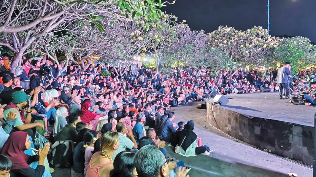 MEMBELUDAK: Suasana Yogyakarta Gamelan Festival (YGF) ke-31 di Plaza Pasar Ngasem dipadati pengunjung yang menikmati beragam pertunjukan gamelan dari seniman dalam dan luar negeri pada Sabtu malam (1/8). (Fahmi Fahriza/Radar Jogja)